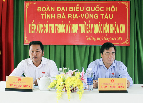 Các đại biểu: Dương Minh Tuấn và Dương Tấn Quân tiếp xúc cử tri TP.Bà Rịa. Ảnh: MINH NHÂN