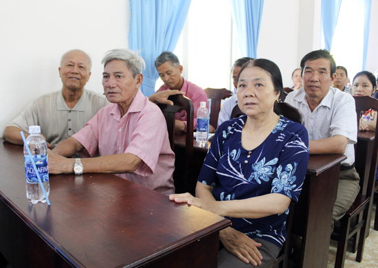 Cử tri TP.Bà Rịa tham dự buổi tiếp xúc với Đoàn ĐBQH tỉnh. Ảnh: MINH NHÂN