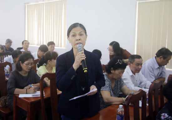 Cử tri Nguyễn Thị Bích Hà (phường Thắng Nhì, TP. Vũng Tàu) kiến nghị Bộ Công thương và ngành điện lực xem xét lại cách tính giá điện cho phù hợp với thực tế hiện nay. Ảnh: TƯỜNG NGÂN