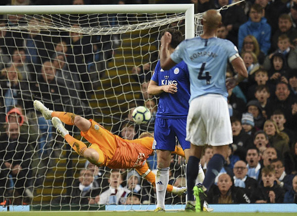 Lão tướng Kompany bất ngờ tỏa sáng bằng một siêu phẩm sút xa giúp M.C có cơ hội lớn bảo vệ thành công ngôi vương. 
