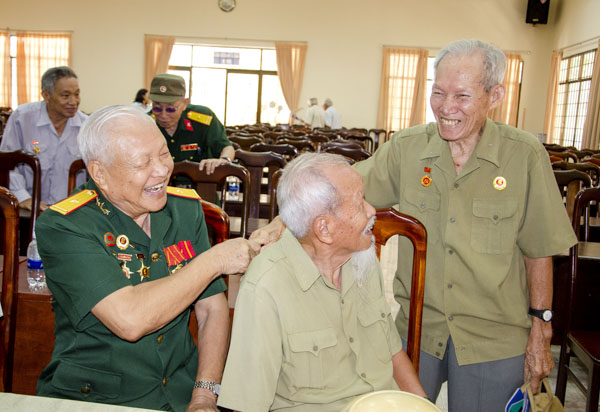 Các CCB vui mừng gặp lại nhau trong buổi họp mặt.