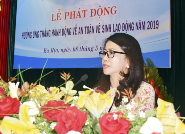 Đồng chí Lê Thị Trang Đài, Giám đốc Sở LĐTBXH, Phó Chủ tịch Thường trực Hội đồng ATVSLĐ tỉnh báo cáo tình hình tai nạn lao động trên địa bàn tỉnh.