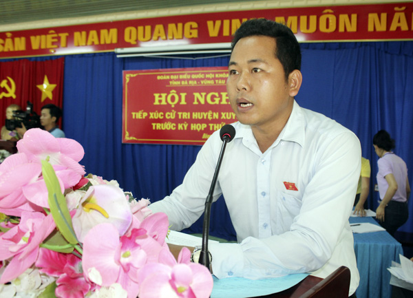 Đại biểu Dương Tấn Quân thông tin về tình hình kinh tế-xã hội quý I-2019 trên địa bàn tỉnh và cả nước với cử tri huyện Xuyên Mộc.