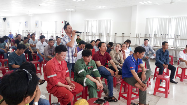 Anh Huỳnh Đức Tiến, công nhân từng làm việc tại công ty nêu ý kiến được chia sẻ khó khăn với công ty tại buổi làm việc.
