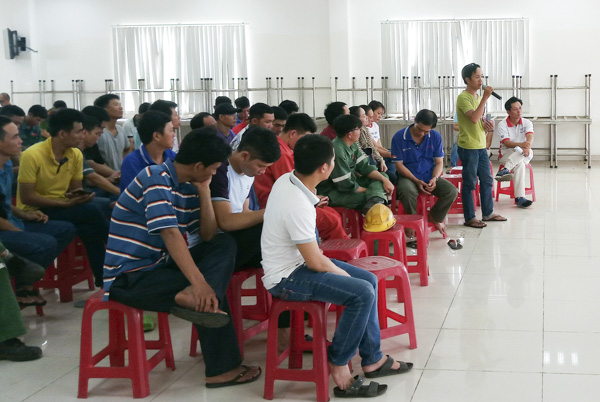 NLĐ nêu ý kiến tại buổi làm việc.