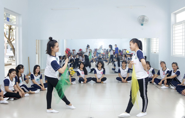 SV lớp trung cấp MN Trường CĐ Sư phạm BR-VT trong học phần “Múa và phương pháp hướng dẫn trẻ vận động theo nhạc”.
