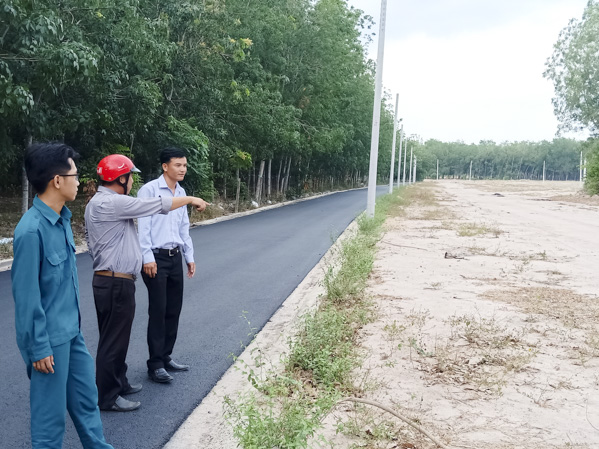 Cán bộ phường Hắc Dịch kiểm tra một khu đất có dấu hiệu phân lô, bán nền trên địa bàn phường. Ảnh: ĐÔNG HIẾU