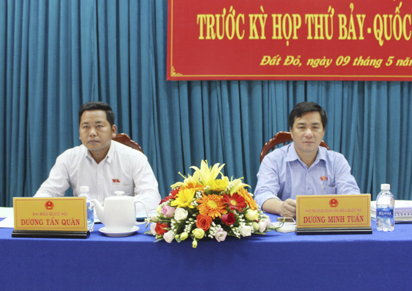 Các đại biểu: Dương Minh Tuấn và Dương Tấn Quân tiếp xúc cử tri huyện Đất Đỏ.