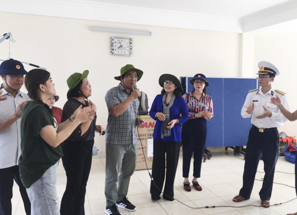 Đoàn công tác giao lưu văn nghệ với cán bộ, chiến sĩ đảo Núi Le B.