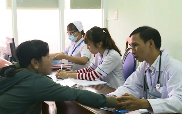 Bác sĩ thăm khám cho bệnh nhân tại BV Tâm thần tỉnh.