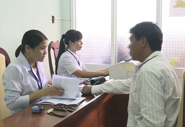 Bác sĩ tư vấn cho bệnh nhân tại BV Tâm thần tỉnh.
