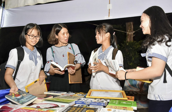 Tham gia các hoạt động ngoại khóa, vui chơi, giải trí sẽ giúp HS thoải mái, không bị áp lực trong học tập, thi cử. Trong ảnh: GV và HS trường THPT Châu Thành (TP. Bà Rịa) tìm hiểu sách tại Ngày sách Việt Nam lần thứ VI năm 2019. Ảnh: PHÚC LƯU