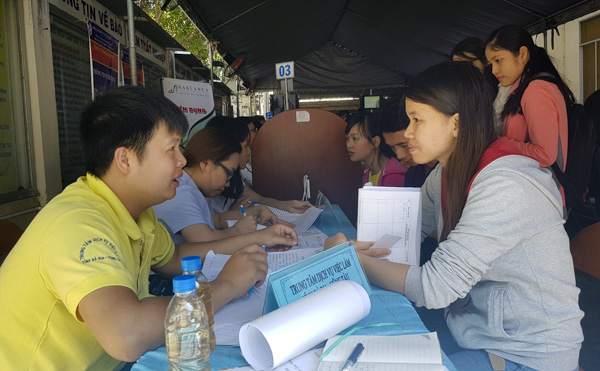 Lao động nữ vẫn bị phân biệt đối xử trong tuyển dụng. Trong ảnh: Lao động nữ tìm việc tại phiên giao dịch việc làm do Trung tâm Dịch vụ việc làm tỉnh tổ chức (ảnh mang tính minh họa).