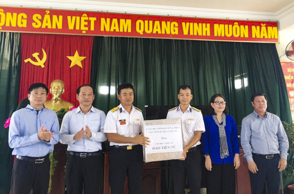 Tại các đảo, Đoàn công tác đã thăm hỏi, tặng quà và động viên cán bộ, chiến sĩ luôn giữ vững tay súng bảo vệ chủ quyền biển đảo Tổ quốc. Các đại biểu trong đoàn đã tham quan và tìm hiểu cuộc sống, sinh hoạt, rèn luyện, tăng gia sản xuất của chiến sĩ các đảo. Ngoài ra, các đại biểu đã giao lưu văn nghệ với cán bộ, chiến sĩ của các đảo.