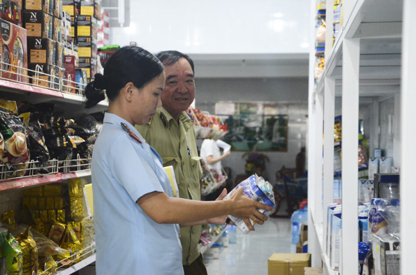 Đoàn kiểm tra liên ngành của tỉnh về ATTP kiểm tra nhãn mác tại đại lý sữa Đất Đỏ 1.
