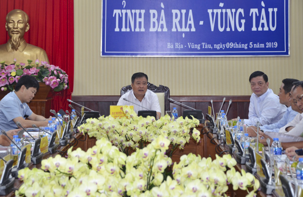Đồng chí Nguyễn Văn Trình, Chủ tịch UBND tỉnh chủ trì cuộc họp.