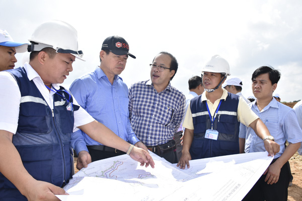 Đồng chí Nguyễn Hồng Lĩnh, Ủy viên Trung ương Đảng, Bí thư Tỉnh ủy, Chủ tịch HĐND tỉnh khảo sát tình hình nạo vét hồ Đá Đen. Ảnh: QUANG VŨ