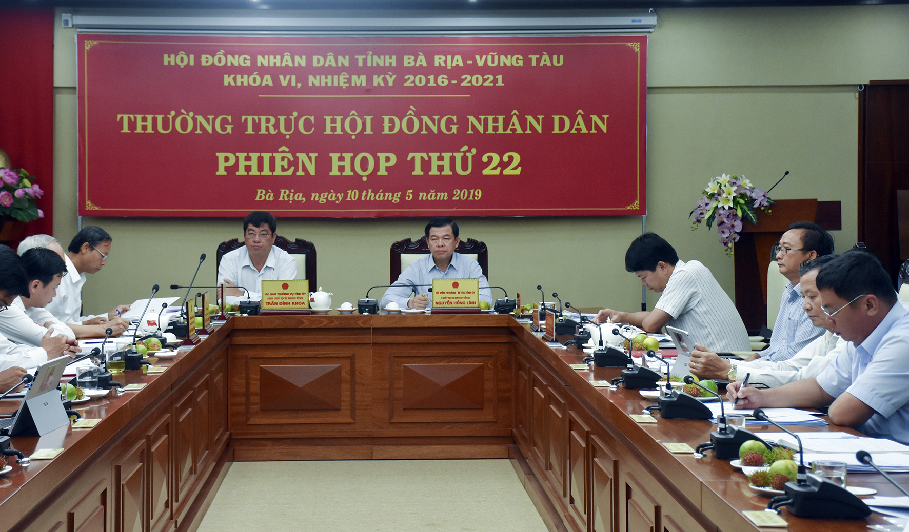 Các đồng chí: Nguyễn Hồng Lĩnh, Ủy viên Trung ương Đảng, Bí thư Tỉnh ủy, Chủ tịch HĐND tỉnh; Trần Đình Khoa, Ủy viên BTV Tỉnh ủy, Phó Chủ tịch HĐND tỉnh chủ trì phiên họp.
