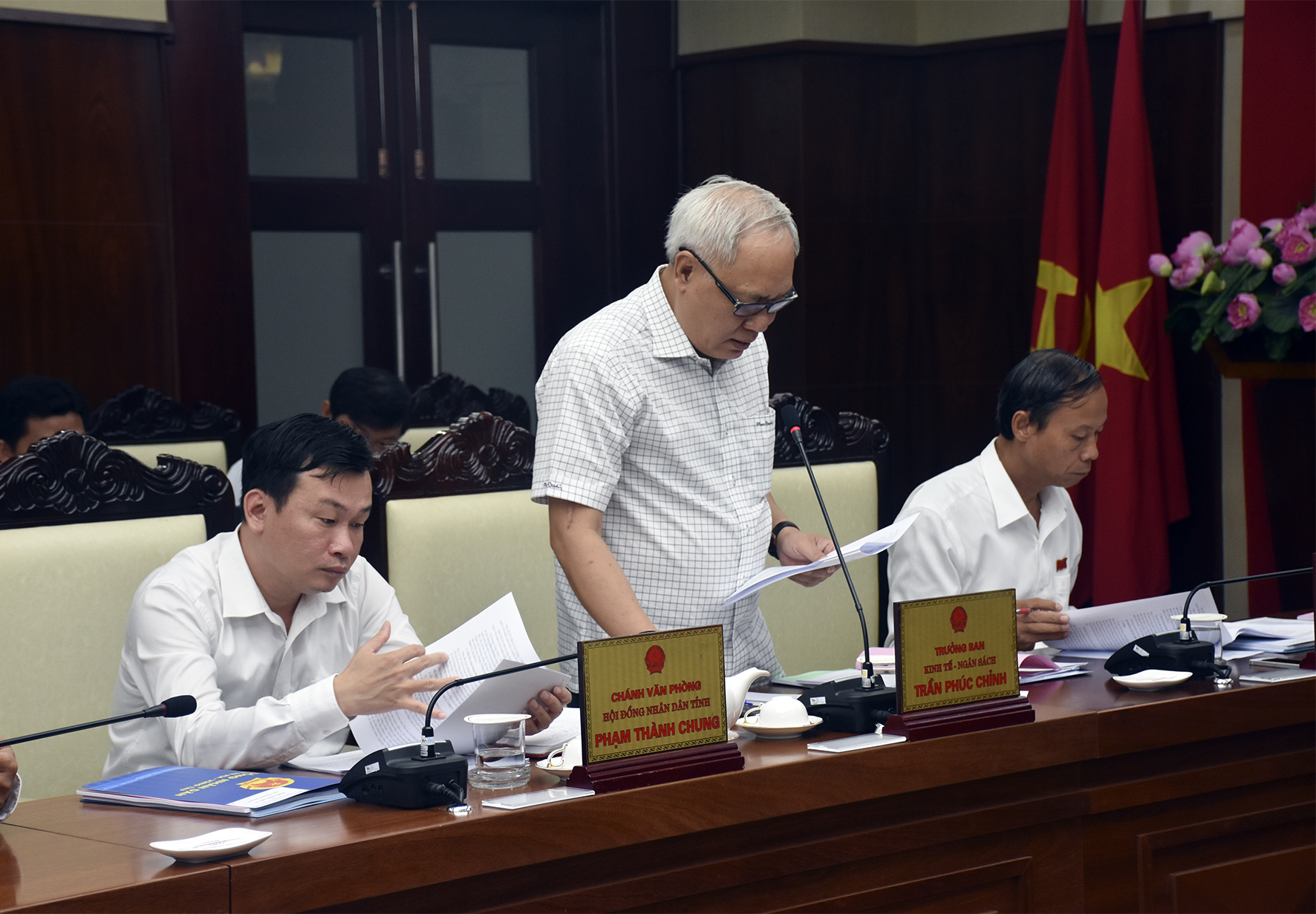 Đồng chí Trần Phúc Chỉnh, Trưởng Ban Kinh tế-Ngân sách HĐND tỉnh trình bày báo cáo kết quả giám sát “Tình hình thực hiện kế hoạch đầu tư công trung hạn giai đoạn 2016-2020 trên địa bàn TP.Bà Rịa và huyện Châu Đức”.
