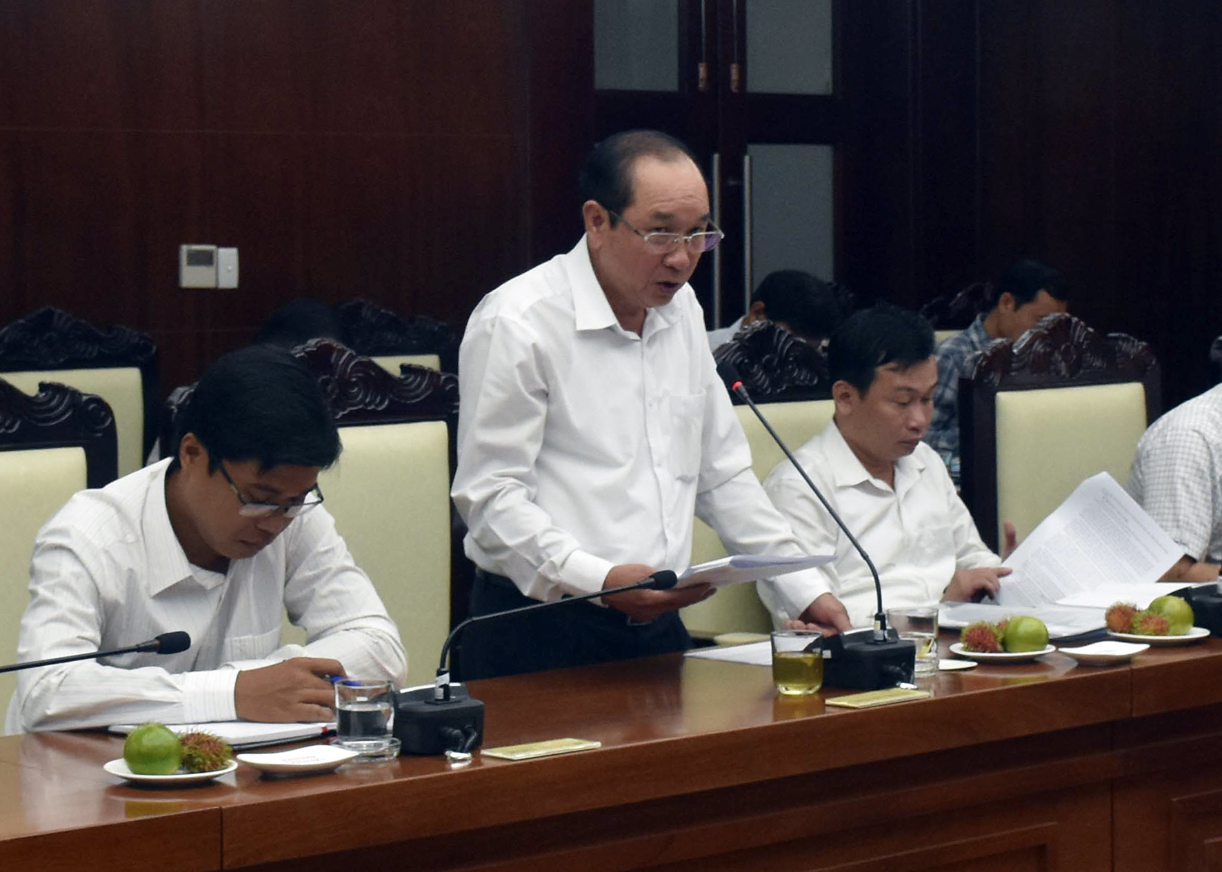 Đồng chí Huỳnh Văn Hồng, Phó Trưởng Ban Văn hóa-Xã hội HĐND tỉnh trình bày báo cáo kết quả giám sát “Nghị quyết số 48/2016/NQ-HĐND ngày 4-8-2016 của HĐND tỉnh 