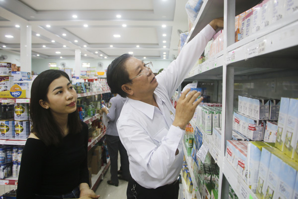 Ông Tiêu Văn Linh, Chi cục trưởng Chi cục Vệ sinh ATTP tỉnh kiểm tra sản phẩm sữa tươi tại Cửa hàng tự chọn Ngọc Lan (xã Phước Hưng, huyện Long Điền). 