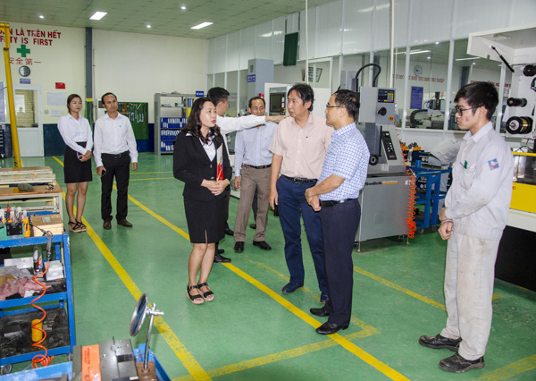 Thí sinh Đoàn Minh Tuấn (bìa phải) là đại diện của Trường CĐ Kỹ thuật Công nghệ tham gia kỳ thi tay nghề thế giới năm 2019.