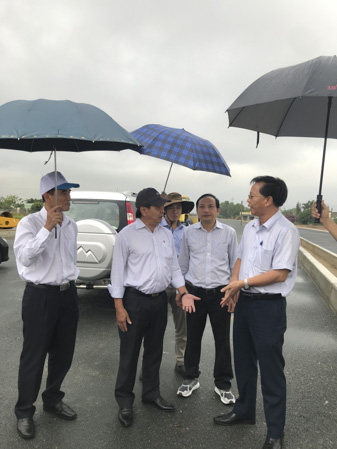 Đồng chí Lê Tuấn Quốc, Phó Chủ tịch UBND tỉnh trao đổi với lãnh đạo TX. Phú Mỹ về các vướng mắc trong công tác giải phóng mặt bằng ở tuyến QL56.