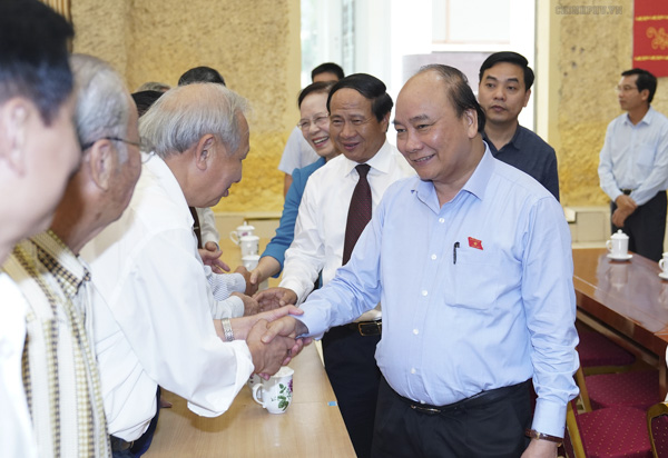 Thủ tướng Nguyễn Xuân Phúc tiếp xúc cử tri tại huyện Kiến Thụy, Hải Phòng. Ảnh: QUANG HIẾU