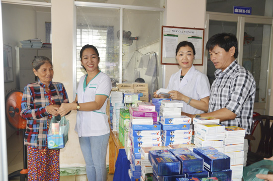 Người nghèo xã Nghĩa Thành được khám bệnh và phát thuốc miễn phí. 