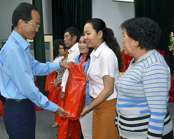 Ông Huỳnh Quang Vinh, Chủ tịch UBMTTQ VN TP.Vũng Tàu trao quà cho các đoàn viên, CNVCLĐ.