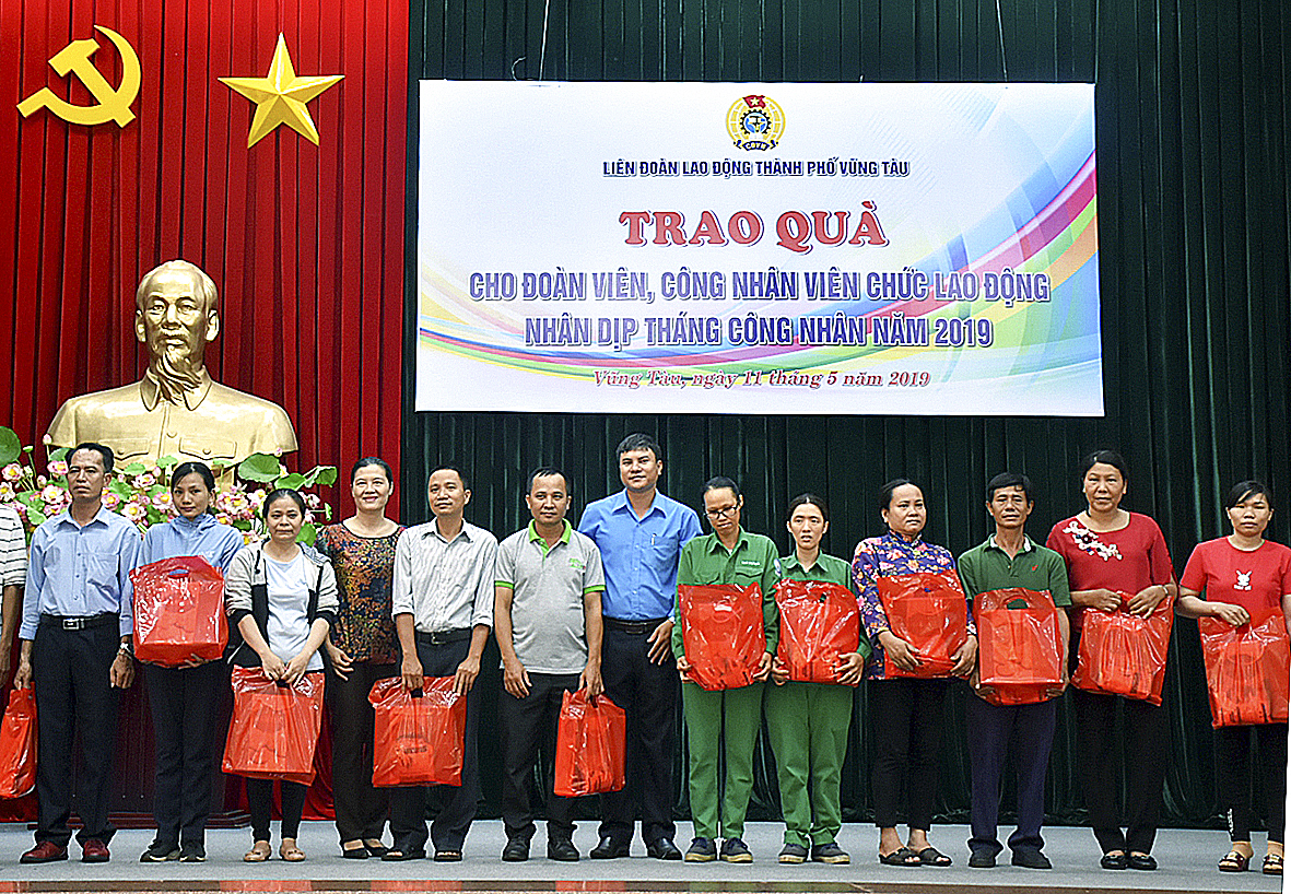 Đại diện LĐLĐ TP.Vũng Tàu trao quà cho các đoàn viên, CNVCLĐ.