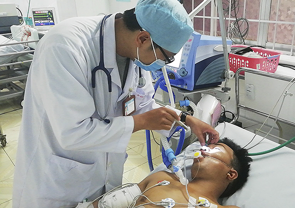 Bác sĩ thăm khám cho anh L. đang nằm tại Khoa Hồi sức tích cực chống độc.