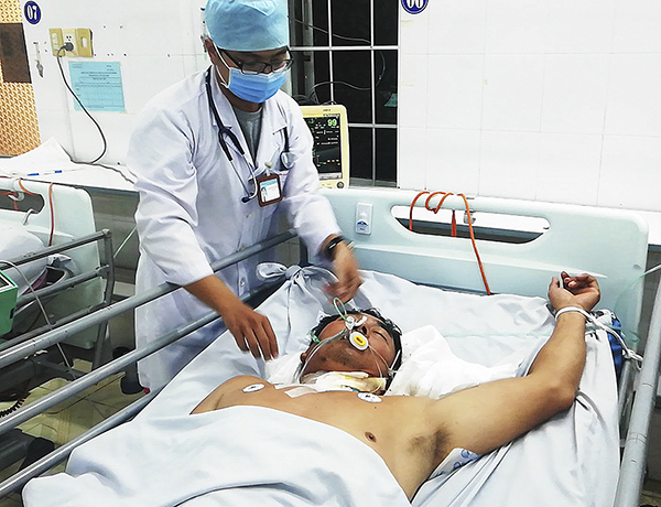 Bác sĩ chăm sóc vết thương cho anh V tại Khoa Hồi sức tích cực chống độc.