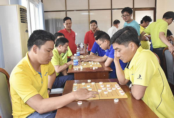 Các VĐV thi đấu môn cờ tướng.