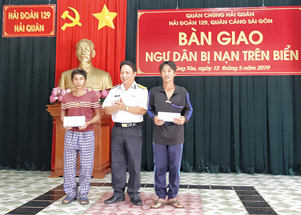 ại diện Quân cảng Sài Gòn tặng quà động viên 2 ngư dân bị nạn.