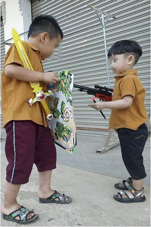 Trẻ em “tay súng, tay kiếm” vui chơi trên đường. 