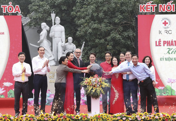 Chủ tịch Quốc hội Nguyễn Thị Kim Ngân và các đại biểu bấm nút khai trương việc đặt Thùng quỹ Nhân đạo tại Bưu điện Hà Nội (75, phố Đinh Tiên Hoàng, quận Hoàn Kiếm). Ảnh: TRỌNG ĐỨC