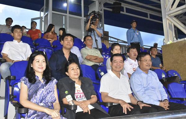 Các đồng chí: Nguyễn Hồng Lĩnh, Ủy viên Trung ương Đảng, Bí thư Tỉnh ủy, Chủ tịch HĐND tỉnh; Nguyễn Văn Trình, Phó Bí thư Tỉnh ủy, Chủ tịch UBND tỉnh đến sân dự khán và cổ vũ trận đấu.