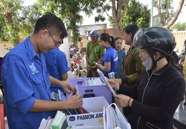 Học tập tính tiết kiệm của Bác, ĐVTN huyện Đất Đỏ thường xuyên quyên góp sách, truyện tranh cũ để tặng trẻ em nghèo trên địa bàn huyện.  Trong ảnh: ĐVTN tặng sách cũ cho HS và người dân xã Long Tân, huyện Đất Đỏ trong Chiến dịch “Xuân tình nguyện” năm 2019.  Ảnh: MINH NHÂN 