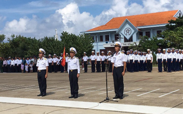 Lễ chào cờ trên đảo Trường Sa.