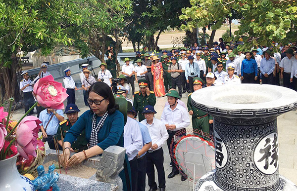 Các đại biểu Đoàn công tác số 10 làm lễ dâng hương tại Tượng đài liệt sĩ trên đảo Trường Sa.