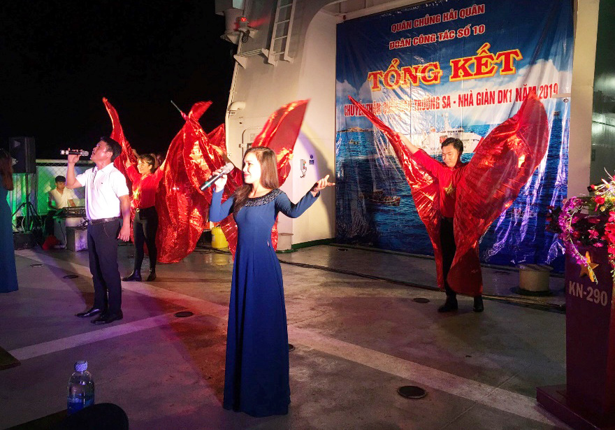 Tiết mục “Tự hào Việt Nam tôi” do Đội văn nghệ xung kích (Long An) biểu diễn tại Lễ tổng kết.