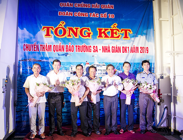 Các đồng chí Nguyễn Hồng Lĩnh, Ủy viên Trung ương Đảng, Bí thư Tỉnh ủy, Chủ tịch HĐND tỉnh; Lê Tuấn Quốc, Phó Chủ tịch UBND tỉnh tặng hoa cho lãnh đạo các đơn vị: Bộ Tư lệnh Quân chủng Hải quân, Bộ Tư lệnh Vùng 2, Vùng 4 Quân chủng Hải quân và tàu KN 290 vì đã thực hiện chuyến đi an toàn tuyệt đối cho cả Đoàn.