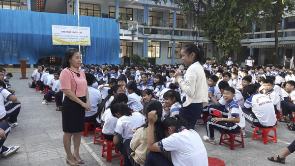 Buổi sinh hoạt chuyên đề tìm hiểu về kiến thức sức khỏe sinh sản tại Trường THCS Nguyễn Thanh Đằng (TP.Bà Rịa) do Chi cục Dân số-KHHGĐ (Sở Y tế) tổ chức. Ảnh: HUYỀN TRANG