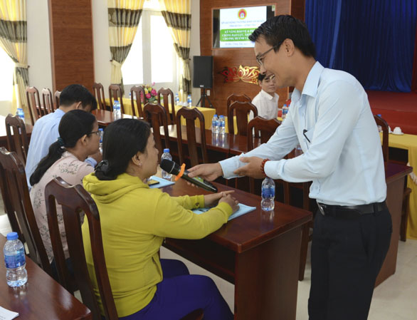 Trong một số trường hợp bị xâm hại tình dục, gia đình trẻ thì còn e ngại tai tiếng cho gia đình, sợ ảnh hưởng tới quá trình phát triển của trẻ nên khi phát hiện không tố giác. Trong ảnh: Lớp tập huấn phòng chống xâm hại tình dục cho trẻ cho phụ huynh, HS trên địa bàn huyện Châu Đức. Ảnh: THÁI BÌNH