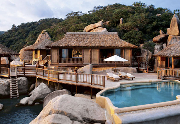 Không gian kiến trúc xanh, sử dụng vật liệu gần gũi với môi trường tại Six Senses Côn Đảo resort.