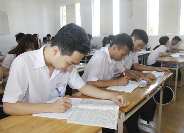 HS lớp 12A1 Trường THPT Lê Hồng Phong (TP. Vũng Tàu) ôn tập chuẩn bị cho kỳ thi THPT Quốc gia năm 2019. 