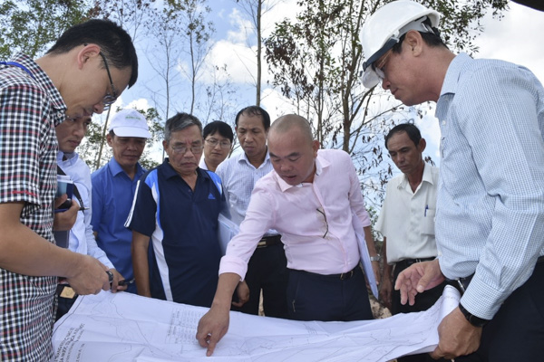 Đoàn giám sát Thường trực HĐND tỉnh trao đổi với chủ đầu tư về DA nạo vét, cải tạo các hồ thủy lợi.