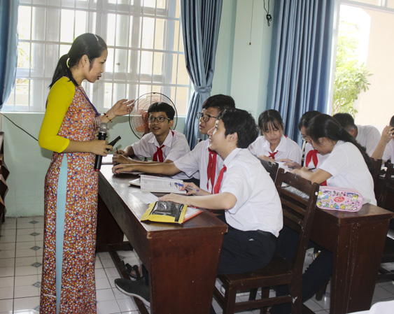Cô Nguyễn Thị Phương Dung, GV môn Sinh học, Trường THCS Vũng Tàu giải đáp thắc mắc của HS về vấn đề giới tính, sức khỏe sinh sản. Ảnh: KHÁNH CHI