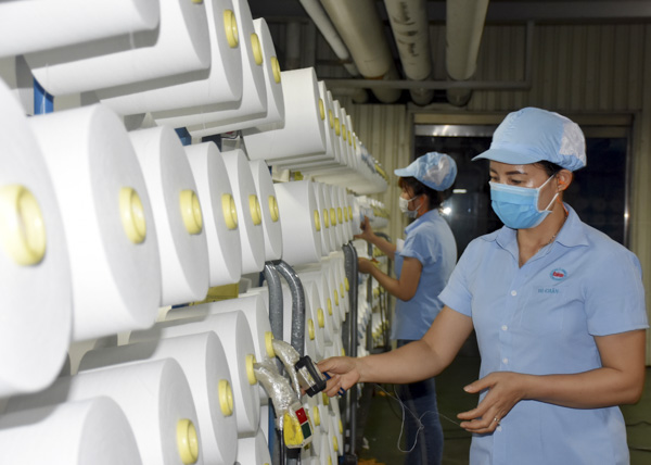 Người lao động Công ty TNHH Chấn Vũ (KCN Mỹ Xuân B1, TX.Phú Mỹ) trong giờ sản xuất.